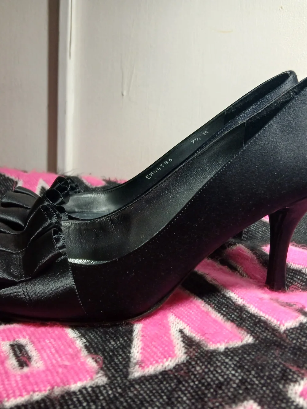 Stuart Weitzman Gigiritz Black Satin Peep-Toe Pumps Ruffle Detail 7.5 EUC! - Picture 6 of 11